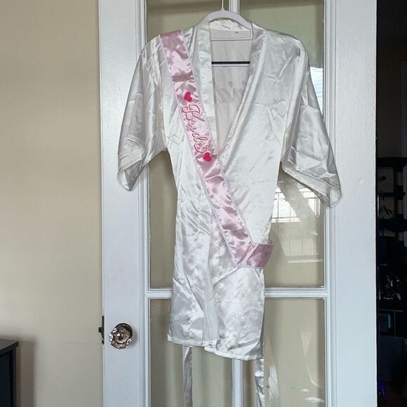 White bridal satin loose short sleeve robe with bridal sash size medium - Picture 1 of 13